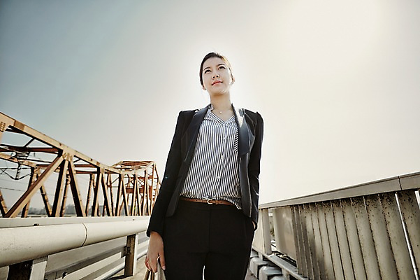 포토 JPG 주간 여자 여유 한명 미소 정장 상반신 20대 성인 야외 앞모습 걷기 한국인 비즈니스우먼 한강다리 가교 싱글라이프 성인여자한명만 국내포토 자연요소 1 라이프스타일 건축물 옷 감정 뷰포인트 비즈니스 모션 표정 사람 동양인 청년 다리_건축물 직장인 한강 여자한명만 성인여자만 파일형식