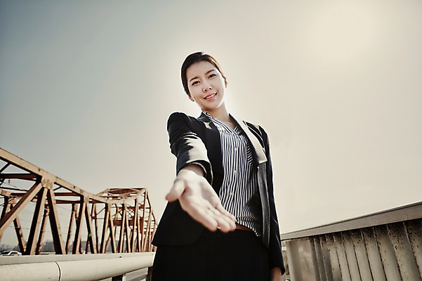 포토 JPG 주간 여자 여유 한명 서기 미소 정장 손짓 상반신 20대 성인 야외 앞모습 한국인 비즈니스우먼 손내밀기 한강다리 가교 싱글라이프 성인여자한명만 국내포토 자연요소 1 라이프스타일 건축물 옷 감정 뷰포인트 비즈니스 모션 표정 사람 동양인 청년 다리_건축물 직장인 한강 여자한명만 성인여자만 파일형식