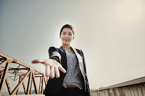 포토 JPG 주간 여자 여유 한명 서기 미소 정장 손짓 상반신 20대 성인 야외 앞모습 한국인 비즈니스우먼 손내밀기 한강다리 가교 싱글라이프 성인여자한명만 국내포토 자연요소 1 라이프스타일 건축물 옷 감정 뷰포인트 비즈니스 모션 표정 사람 동양인 청년 다리_건축물 직장인 한강 여자한명만 성인여자만 파일형식