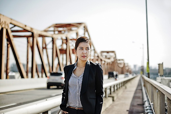 포토 JPG 주간 여자 피곤 한명 정장 상반신 20대 성인 야외 앞모습 걷기 한국인 비즈니스우먼 한강다리 가교 싱글라이프 성인여자한명만 국내포토 자연요소 1 라이프스타일 건축물 옷 뷰포인트 컨셉 비즈니스 모션 사람 동양인 청년 다리_건축물 직장인 한강 여자한명만 성인여자만 파일형식