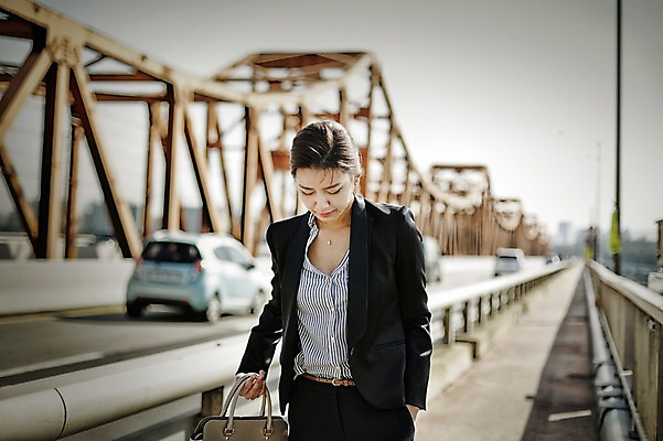 포토 JPG 주간 여자 피곤 한명 정장 상반신 20대 성인 야외 앞모습 걷기 한국인 비즈니스우먼 한강다리 가교 싱글라이프 성인여자한명만 국내포토 자연요소 1 라이프스타일 건축물 옷 뷰포인트 컨셉 비즈니스 모션 사람 동양인 청년 다리_건축물 직장인 한강 여자한명만 성인여자만 파일형식