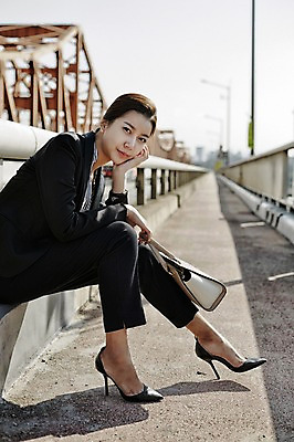 포토 JPG 주간 전신 여자 구두 휴식 한명 앉기 정장 20대 성인 야외 옆모습 한국인 비즈니스우먼 한강다리 가교 싱글라이프 성인여자한명만 국내포토 자연요소 1 라이프스타일 건축물 옷 뷰포인트 신발 컨셉 비즈니스 모션 사람 동양인 청년 다리_건축물 직장인 한강 여자한명만 성인여자만 파일형식