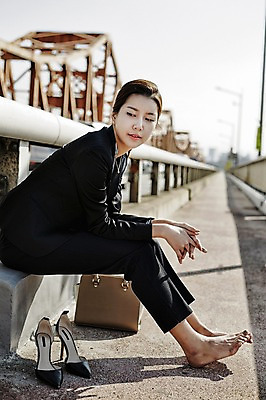 포토 JPG 주간 전신 여자 구두 맨발 휴식 피곤 한명 앉기 정장 20대 성인 야외 옆모습 한국인 비즈니스우먼 한강다리 가교 싱글라이프 성인여자한명만 국내포토 자연요소 1 라이프스타일 건축물 옷 뷰포인트 신발 컨셉 비즈니스 모션 발 사람 동양인 청년 다리_건축물 직장인 한강 여자한명만 성인여자만 파일형식