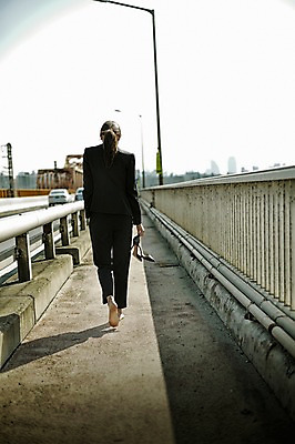 포토 JPG 주간 전신 여자 구두 맨발 피곤 한명 들기 정장 20대 성인 야외 뒷모습 걷기 한국인 비즈니스우먼 한강다리 가교 싱글라이프 성인여자한명만 국내포토 자연요소 1 라이프스타일 건축물 옷 뷰포인트 신발 컨셉 비즈니스 모션 발 사람 동양인 청년 다리_건축물 직장인 한강 여자한명만 성인여자만 파일형식