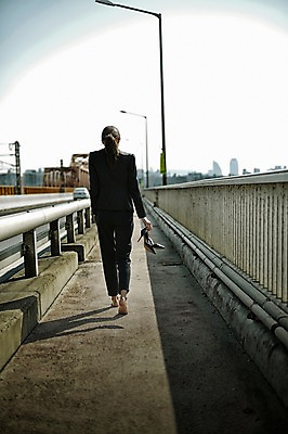 포토 JPG 주간 전신 여자 구두 맨발 피곤 한명 들기 정장 20대 성인 야외 뒷모습 걷기 한국인 비즈니스우먼 한강다리 가교 싱글라이프 성인여자한명만 국내포토 자연요소 1 라이프스타일 건축물 옷 뷰포인트 신발 컨셉 비즈니스 모션 발 사람 동양인 청년 다리_건축물 직장인 한강 여자한명만 성인여자만 파일형식