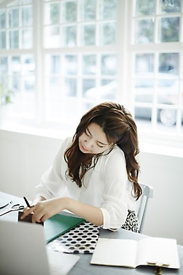 포토 JPG 스튜디오촬영 여자 실내 한명 앉기 상반신 20대 성인 앞모습 사무실 사무용품 한국인 업무 비즈니스우먼 지루함 통화 싱글라이프 성인여자한명만 국내포토 1 라이프스타일 감정 뷰포인트 비즈니스 모션 문구용품 사람 동양인 청년 내부 작업 직장인 여자한명만 성인여자만 파일형식