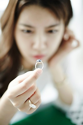 포토 JPG 스튜디오촬영 여자 실내 한명 들기 앉기 상반신 20대 성인 앞모습 아웃포커스 사무실 한국인 반지 비즈니스우먼 집중 싱글라이프 성인여자한명만 국내포토 1 라이프스타일 뷰포인트 컨셉 비즈니스 장신구 모션 촬영기법 사람 동양인 청년 내부 직장인 여자한명만 성인여자만 파일형식