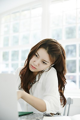 포토 JPG 스튜디오촬영 여자 실내 한명 앉기 상반신 20대 성인 앞모습 스마트폰 사무실 한국인 업무 비즈니스우먼 지루함 통화 싱글라이프 성인여자한명만 국내포토 1 라이프스타일 감정 뷰포인트 비즈니스 모션 사람 동양인 청년 내부 핸드폰 스마트기기 작업 직장인 여자한명만 성인여자만 파일형식