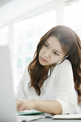 포토 JPG 스튜디오촬영 여자 실내 한명 앉기 상반신 20대 성인 앞모습 노트북 스마트폰 사무실 한국인 업무 비즈니스우먼 지루함 통화 싱글라이프 성인여자한명만 국내포토 1 라이프스타일 감정 뷰포인트 비즈니스 모션 사람 동양인 청년 내부 전자제품 핸드폰 스마트기기 작업 직장인 여자한명만 성인여자만 파일형식