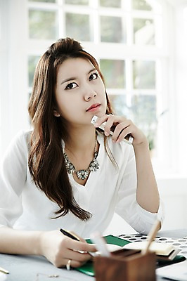 포토 JPG 스튜디오촬영 여자 생각 실내 한명 들기 앉기 상반신 20대 성인 앞모습 스마트폰 사무실 한국인 업무 비즈니스우먼 지루함 고민 싱글라이프 성인여자한명만 국내포토 1 라이프스타일 감정 뷰포인트 비즈니스 모션 사람 동양인 청년 내부 핸드폰 스마트기기 작업 직장인 여자한명만 성인여자만 파일형식