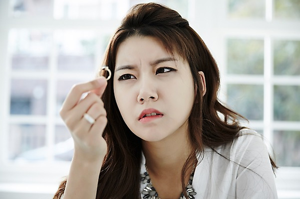 포토 JPG 스튜디오촬영 응시 여자 생각 실내 한명 들기 앉기 상반신 20대 성인 앞모습 사무실 한국인 반지 비즈니스우먼 집중 싱글라이프 성인여자한명만 국내포토 1 라이프스타일 시선 뷰포인트 컨셉 비즈니스 장신구 모션 사람 동양인 청년 내부 직장인 여자한명만 성인여자만 파일형식