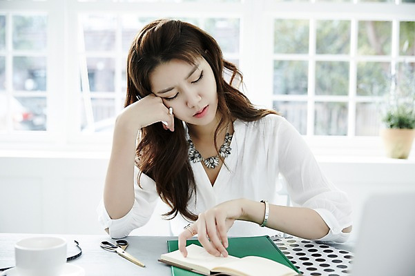 포토 JPG 스튜디오촬영 여자 생각 실내 한명 앉기 상반신 20대 성인 앞모습 사무실 다이어리 한국인 비즈니스우먼 지루함 책상 고민 싱글라이프 성인여자한명만 국내포토 1 라이프스타일 감정 뷰포인트 가구 비즈니스 모션 사람 동양인 청년 내부 사무용품 직장인 여자한명만 성인여자만 파일형식