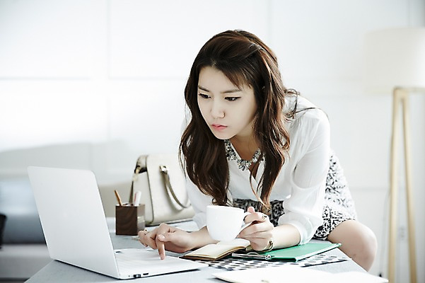 포토 JPG 스튜디오촬영 여자 커피 실내 한명 들기 상반신 20대 성인 앞모습 노트북 사무실 사무용품 한국인 업무 비즈니스우먼 커피잔 집중 책상 걸터앉기 싱글라이프 성인여자한명만 국내포토 1 라이프스타일 음료 뷰포인트 가구 컨셉 비즈니스 모션 문구용품 잔 사람 앉기 동양인 청년 내부 전자제품 작업 직장인 여자한명만 성인여자만 파일형식