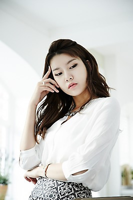 포토 JPG 스튜디오촬영 여자 생각 휴식 실내 한명 서기 상반신 20대 성인 옆모습 사무실 한국인 비즈니스우먼 고민 싱글라이프 성인여자한명만 국내포토 1 라이프스타일 감정 뷰포인트 컨셉 비즈니스 모션 사람 동양인 청년 내부 직장인 여자한명만 성인여자만 파일형식