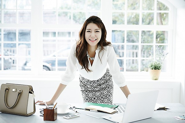 포토 JPG 스튜디오촬영 여자 휴식 실내 한명 서기 미소 상반신 20대 성인 앞모습 치마 사무실 한국인 비즈니스우먼 책상 싱글라이프 성인여자한명만 국내포토 1 라이프스타일 뷰포인트 가구 컨셉 비즈니스 모션 하의 표정 사람 동양인 청년 내부 직장인 여자한명만 성인여자만 파일형식