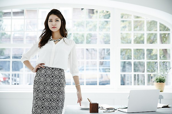 포토 JPG 스튜디오촬영 여자 여유 허리손 실내 한명 서기 상반신 20대 성인 앞모습 치마 사무실 한국인 비즈니스우먼 책상 싱글라이프 성인여자한명만 국내포토 1 라이프스타일 감정 뷰포인트 포즈 가구 비즈니스 모션 하의 사람 동양인 청년 내부 직장인 여자한명만 성인여자만 파일형식