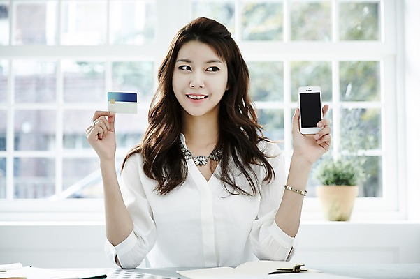 포토 JPG 스튜디오촬영 여자 실내 한명 미소 들기 앉기 상반신 20대 성인 앞모습 스마트폰 쇼핑 사무실 한국인 비즈니스우먼 신용카드 즐거움 결제 싱글라이프 핀테크 성인여자한명만 국내포토 1 라이프스타일 감정 뷰포인트 비즈니스 모션 모바일 표정 사람 동양인 청년 내부 금융 핸드폰 스마트기기 직장인 여자한명만 성인여자만 파일형식