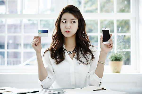 포토 JPG 스튜디오촬영 여자 실내 한명 미소 들기 앉기 상반신 20대 성인 앞모습 스마트폰 쇼핑 사무실 한국인 비즈니스우먼 신용카드 즐거움 결제 싱글라이프 핀테크 성인여자한명만 국내포토 1 라이프스타일 감정 뷰포인트 비즈니스 모션 모바일 표정 사람 동양인 청년 내부 금융 핸드폰 스마트기기 직장인 여자한명만 성인여자만 파일형식