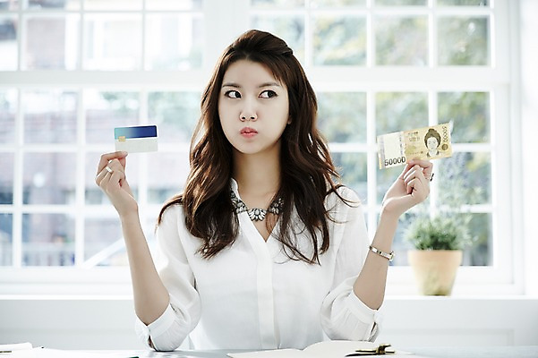 포토 JPG 스튜디오촬영 여자 지폐 실내 한명 미소 들기 앉기 상반신 20대 성인 앞모습 쇼핑 사무실 한국인 비즈니스우먼 신용카드 즐거움 고민 결제 싱글라이프 성인여자한명만 국내포토 1 라이프스타일 감정 뷰포인트 돈 비즈니스 모션 표정 사람 동양인 청년 내부 금융 직장인 여자한명만 성인여자만 파일형식