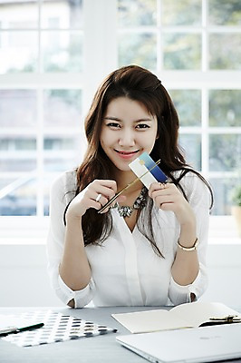 포토 JPG 스튜디오촬영 여자 실내 한명 미소 들기 앉기 상반신 20대 성인 앞모습 쇼핑 사무실 한국인 비즈니스우먼 절약 신용카드 자르기 결제 가위질 싱글라이프 성인여자한명만 국내포토 1 라이프스타일 뷰포인트 컨셉 비즈니스 모션 가위_도구 표정 사람 동양인 청년 내부 금융 직장인 여자한명만 성인여자만 파일형식