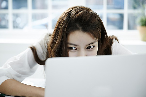 포토 JPG 스튜디오촬영 여자 실내 한명 앉기 상반신 20대 성인 앞모습 노트북 사무실 한국인 비즈니스우먼 지루함 얼굴가리기 딴짓 싱글라이프 성인여자한명만 국내포토 1 라이프스타일 감정 뷰포인트 비즈니스 모션 사람 동양인 청년 내부 전자제품 가림 직장인 여자한명만 성인여자만 파일형식