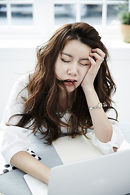 포토 JPG 스튜디오촬영 여자 스트레스 실내 피곤 한명 앉기 상반신 20대 성인 앞모습 사무실 한국인 짜증 업무 비즈니스우먼 지루함 책상 싱글라이프 성인여자한명만 국내포토 1 라이프스타일 감정 뷰포인트 가구 컨셉 비즈니스 모션 사람 동양인 청년 내부 작업 직장인 여자한명만 성인여자만 파일형식