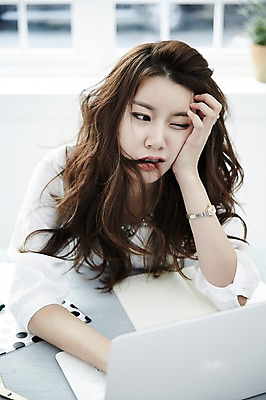 포토 JPG 스튜디오촬영 여자 스트레스 실내 피곤 한명 앉기 상반신 20대 성인 앞모습 사무실 한국인 짜증 업무 비즈니스우먼 지루함 책상 싱글라이프 성인여자한명만 국내포토 1 라이프스타일 감정 뷰포인트 가구 컨셉 비즈니스 모션 사람 동양인 청년 내부 작업 직장인 여자한명만 성인여자만 파일형식