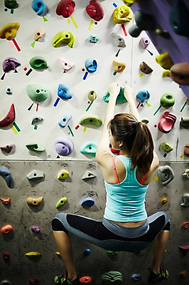 포토 JPG 전신 여자 실내 매달리기 한명 20대 성인 뒷모습 레포츠 운동복 운동 한국인 암벽 열정 암벽등반 클라이밍 싱글라이프 성인여자한명만 국내포토 1 라이프스타일 옷 감정 뷰포인트 모션 레저 건강 사람 동양인 청년 내부 등산 등반 여자한명만 성인여자만 파일형식