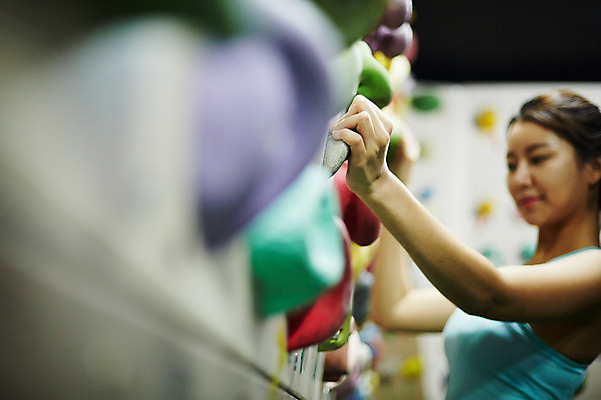 포토 JPG 여자 실내 한명 미소 상반신 20대 성인 옆모습 아웃포커스 레포츠 운동복 운동 한국인 암벽 열정 암벽등반 클라이밍 싱글라이프 성인여자한명만 국내포토 1 라이프스타일 옷 감정 뷰포인트 레저 촬영기법 표정 건강 사람 동양인 청년 내부 등산 등반 여자한명만 성인여자만 파일형식