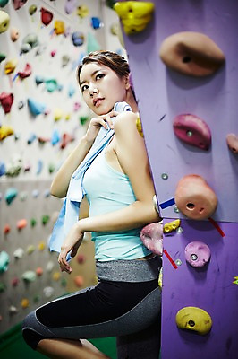 포토 JPG 여자 휴식 실내 한명 서기 상반신 20대 성인 옆모습 레포츠 운동복 수건 운동 한국인 암벽 암벽등반 클라이밍 싱글라이프 성인여자한명만 국내포토 1 라이프스타일 옷 뷰포인트 컨셉 모션 레저 건강 사람 동양인 청년 내부 위생용품 등산 등반 여자한명만 성인여자만 파일형식