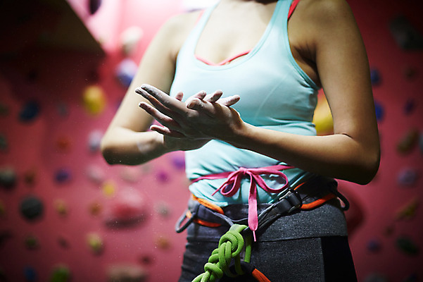 포토 JPG 여자 실내 한명 서기 상반신 20대 성인 앞모습 레포츠 운동복 운동 한국인 암벽 준비 암벽등반 클라이밍 싱글라이프 성인여자한명만 탄마가루 국내포토 1 라이프스타일 옷 뷰포인트 모션 레저 건강 사람 동양인 청년 내부 등산 등반 가루 여자한명만 성인여자만 파일형식