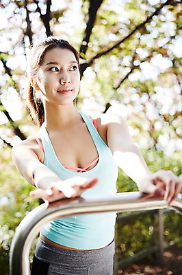 포토 JPG 주간 공원 여자 한명 서기 미소 상반신 20대 성인 야외 앞모습 운동복 운동 스트레칭 한국인 열정 싱글라이프 성인여자한명만 국내포토 자연요소 1 라이프스타일 옷 공공시설 감정 뷰포인트 모션 표정 건강 사람 동양인 청년 여자한명만 성인여자만 파일형식