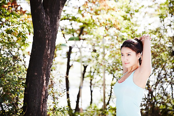 포토 JPG 주간 공원 여자 한명 서기 미소 상반신 20대 성인 야외 옆모습 운동복 운동 스트레칭 한국인 열정 싱글라이프 성인여자한명만 국내포토 자연요소 1 라이프스타일 옷 공공시설 감정 뷰포인트 모션 표정 건강 사람 동양인 청년 여자한명만 성인여자만 파일형식