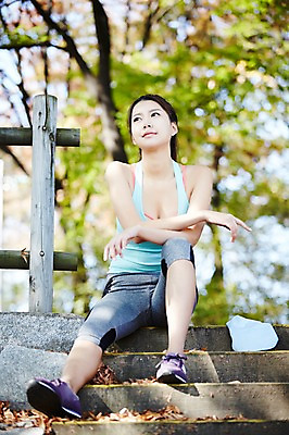 포토 JPG 주간 전신 공원 여자 휴식 한명 앉기 20대 성인 야외 앞모습 운동 한국인 싱글라이프 성인여자한명만 국내포토 자연요소 1 라이프스타일 공공시설 뷰포인트 컨셉 모션 건강 사람 동양인 청년 여자한명만 성인여자만 파일형식
