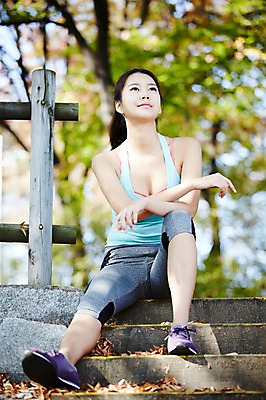 포토 JPG 주간 전신 공원 여자 휴식 한명 미소 앉기 20대 성인 야외 앞모습 운동 한국인 싱글라이프 성인여자한명만 국내포토 자연요소 1 라이프스타일 공공시설 뷰포인트 컨셉 모션 표정 건강 사람 동양인 청년 여자한명만 성인여자만 파일형식