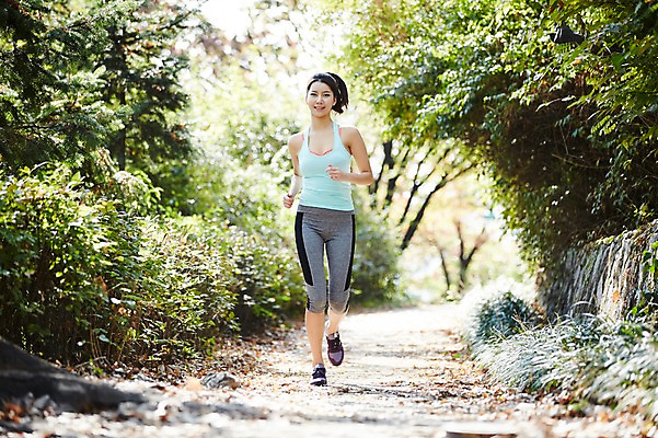 포토 JPG 주간 전신 공원 여자 한명 20대 성인 야외 앞모습 운동복 달리기 조깅 운동 한국인 열정 싱글라이프 성인여자한명만 국내포토 자연요소 1 라이프스타일 옷 공공시설 감정 뷰포인트 모션 건강 사람 동양인 청년 여자한명만 성인여자만 파일형식