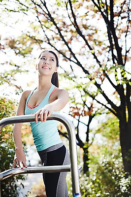 포토 JPG 주간 공원 여자 한명 서기 미소 상반신 20대 성인 야외 앞모습 운동복 운동 스트레칭 한국인 열정 싱글라이프 성인여자한명만 국내포토 자연요소 1 라이프스타일 옷 공공시설 감정 뷰포인트 모션 표정 건강 사람 동양인 청년 여자한명만 성인여자만 파일형식