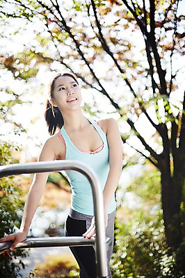 포토 JPG 주간 공원 여자 한명 서기 미소 상반신 20대 성인 야외 앞모습 운동복 운동 스트레칭 한국인 열정 싱글라이프 성인여자한명만 국내포토 자연요소 1 라이프스타일 옷 공공시설 감정 뷰포인트 모션 표정 건강 사람 동양인 청년 여자한명만 성인여자만 파일형식