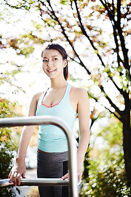 포토 JPG 주간 공원 여자 한명 서기 미소 상반신 20대 성인 야외 앞모습 운동복 운동 스트레칭 한국인 열정 싱글라이프 성인여자한명만 국내포토 자연요소 1 라이프스타일 옷 공공시설 감정 뷰포인트 모션 표정 건강 사람 동양인 청년 여자한명만 성인여자만 파일형식