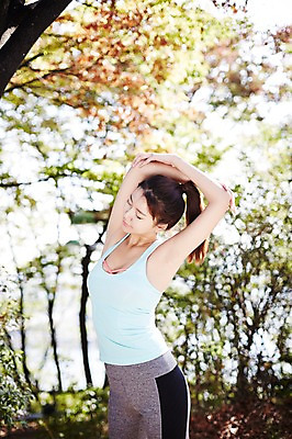 포토 JPG 주간 공원 여자 한명 서기 상반신 20대 성인 야외 앞모습 운동복 운동 스트레칭 한국인 열정 싱글라이프 성인여자한명만 국내포토 자연요소 1 라이프스타일 옷 공공시설 감정 뷰포인트 모션 건강 사람 동양인 청년 여자한명만 성인여자만 파일형식