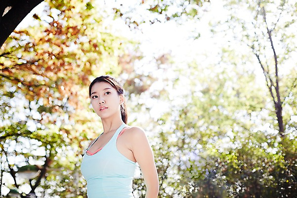 포토 JPG 주간 공원 여자 한명 서기 상반신 20대 성인 야외 옆모습 운동복 운동 한국인 열정 싱글라이프 성인여자한명만 국내포토 자연요소 1 라이프스타일 옷 공공시설 감정 뷰포인트 모션 건강 사람 동양인 청년 여자한명만 성인여자만 파일형식