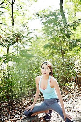 포토 JPG 주간 전신 공원 여자 한명 20대 성인 야외 앞모습 운동복 운동 스트레칭 한국인 열정 싱글라이프 성인여자한명만 국내포토 자연요소 1 라이프스타일 옷 공공시설 감정 뷰포인트 건강 사람 동양인 청년 여자한명만 성인여자만 파일형식