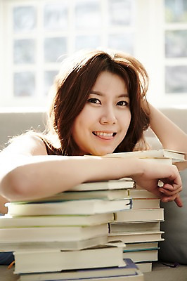 포토 JPG 스튜디오촬영 여자 엎드리기 거실 휴식 실내 한명 미소 상반신 20대 성인 옆모습 책 소파 한국인 싱글라이프 성인여자한명만 국내포토 1 라이프스타일 뷰포인트 컨셉 의자 모션 표정 사람 동양인 청년 내부 여자한명만 성인여자만 파일형식