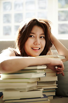 포토 JPG 스튜디오촬영 여자 엎드리기 거실 휴식 실내 한명 미소 상반신 20대 성인 옆모습 책 소파 한국인 싱글라이프 성인여자한명만 국내포토 1 라이프스타일 뷰포인트 컨셉 의자 모션 표정 사람 동양인 청년 내부 여자한명만 성인여자만 파일형식