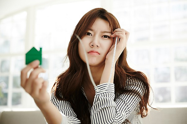 포토 JPG 스튜디오촬영 여자 거실 부동산 휴식 실내 줄자 한명 들기 앉기 상반신 20대 성인 앞모습 소파 한국인 고민 싱글라이프 성인여자한명만 집모양 국내포토 모양 1 라이프스타일 감정 뷰포인트 컨셉 의자 모션 자 사람 동양인 청년 내부 재산 여자한명만 성인여자만 파일형식