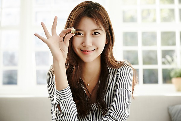 포토 JPG 스튜디오촬영 여자 거실 휴식 실내 한명 미소 들기 앉기 손짓 상반신 20대 성인 앞모습 소파 한국인 주사위 싱글라이프 성인여자한명만 국내포토 1 라이프스타일 뷰포인트 컨셉 의자 모션 표정 사람 동양인 청년 내부 여자한명만 성인여자만 파일형식