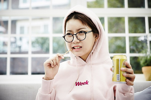 포토 JPG 스튜디오촬영 여자 안경 거실 휴식 맥주 실내 한명 들기 앉기 상반신 20대 성인 앞모습 소파 한국인 자유 마시기 먹기 오징어 후드티셔츠 안식처 싱글라이프 성인여자한명만 안경낌 혼족 국내포토 1 라이프스타일 잡화 뷰포인트 컨셉 티셔츠 의자 모션 연체동물 주류 사람 동양인 청년 내부 수중동물 여자한명만 성인여자만 파일형식