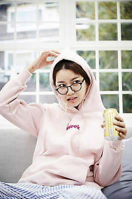 포토 JPG 스튜디오촬영 여자 안경 거실 휴식 맥주 실내 한명 들기 앉기 상반신 20대 성인 앞모습 소파 한국인 자유 마시기 먹기 오징어 후드티셔츠 싱글라이프 성인여자한명만 안경낌 혼족 국내포토 1 라이프스타일 잡화 뷰포인트 컨셉 티셔츠 의자 모션 연체동물 주류 사람 동양인 청년 내부 수중동물 여자한명만 성인여자만 파일형식