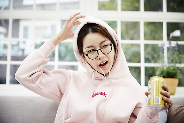 포토 JPG 스튜디오촬영 여자 안경 거실 휴식 맥주 실내 한명 들기 앉기 상반신 20대 성인 앞모습 소파 한국인 자유 마시기 먹기 오징어 후드티셔츠 싱글라이프 성인여자한명만 안경낌 혼족 국내포토 1 라이프스타일 잡화 뷰포인트 컨셉 티셔츠 의자 모션 연체동물 주류 사람 동양인 청년 내부 수중동물 여자한명만 성인여자만 파일형식