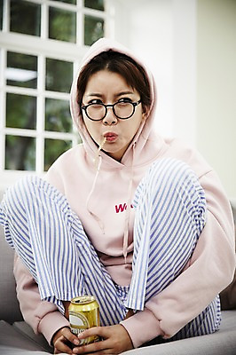 포토 JPG 스튜디오촬영 전신 여자 안경 거실 휴식 맥주 실내 한명 들기 앉기 20대 성인 앞모습 소파 한국인 자유 마시기 먹기 오징어 후드티셔츠 싱글라이프 성인여자한명만 안경낌 혼족 국내포토 1 라이프스타일 잡화 뷰포인트 컨셉 티셔츠 의자 모션 연체동물 주류 사람 동양인 청년 내부 수중동물 여자한명만 성인여자만 파일형식